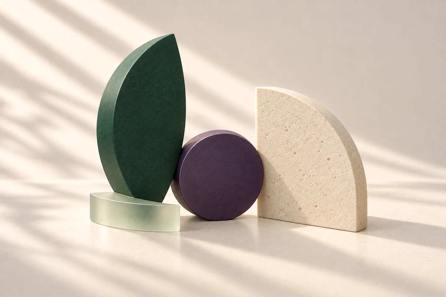 Trois volumes inspirés du logo se rencontrent autour d’un disque violet.